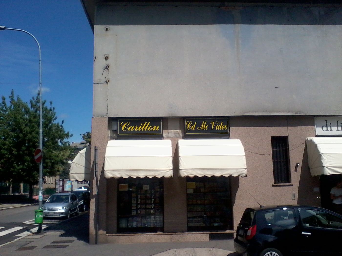 L'angolo del negozio con le due insegne «Carillon» e «Cd Mc Video» sopra le tende