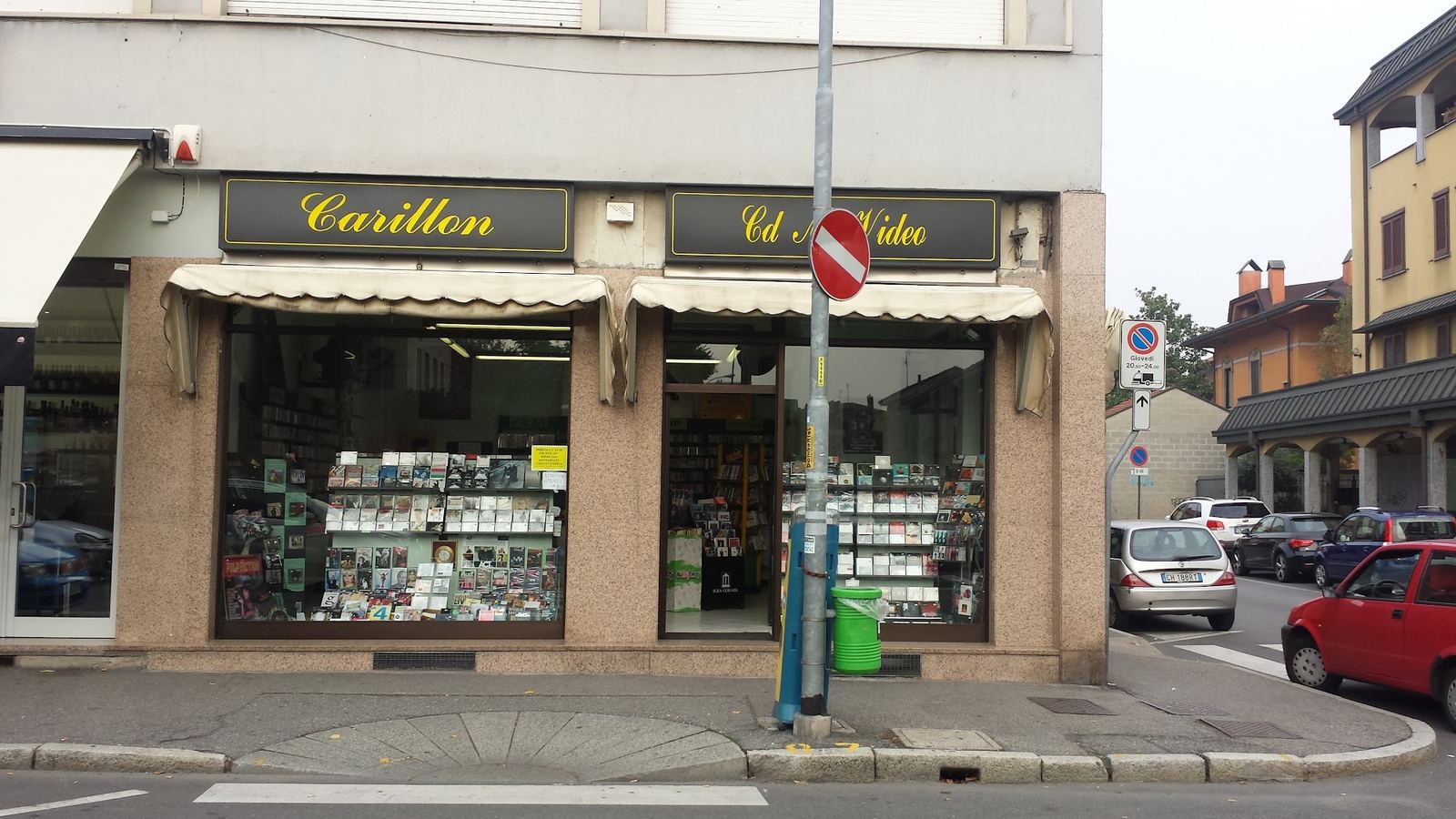 La vetrina di Carillon in viale Filippo Meda: insegne nere con la scritta gialla «Carillon» e «Cd Mc Video», tende color crema