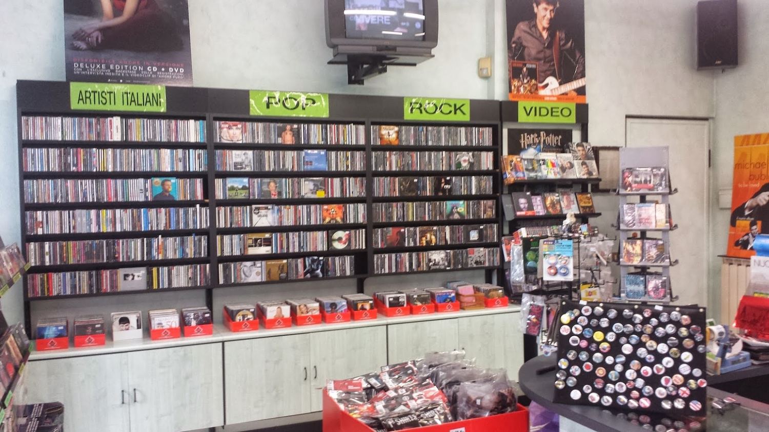 La parete dei CD divisa per genere: artisti italiani, pop, rock e video