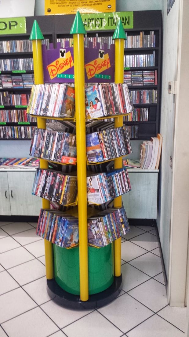 Torre girevole gialla piena di DVD di cartoni animati
